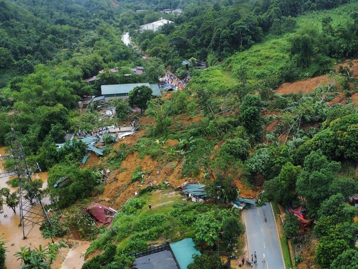 Vụ sạt lở vùi lấp nhiều nhà, xe ôtô: Huy động mọi lực lượng tìm kiếm các nạn nhân- Ảnh 1. Vụ sạt lở vùi lấp nhiều nhà, xe ôtô: Huy động mọi lực lượng tìm kiếm các nạn nhân- Ảnh 1.