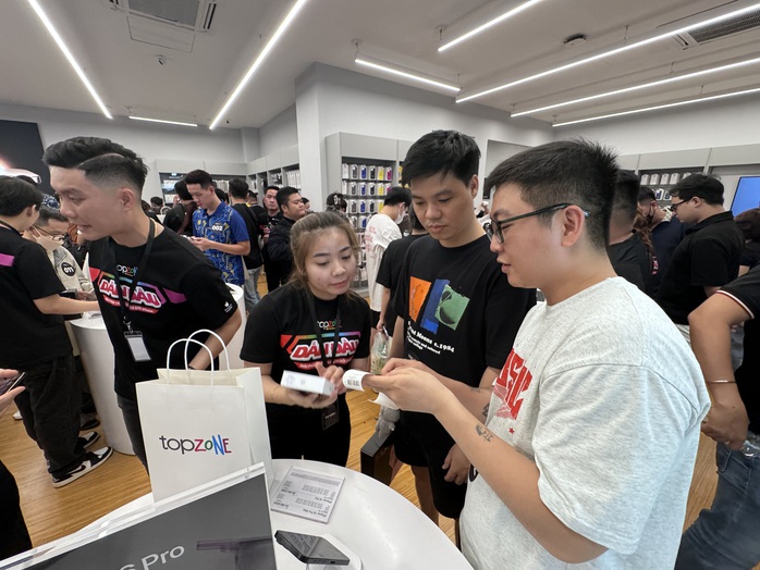 "Sốc" với độ chịu chơi của người Việt, chi 1.200 tỉ đồng để mua iPhone 16 chỉ trong 1 ngày- Ảnh 1. "Sốc" với độ chịu chơi của người Việt, chi 1.200 tỉ đồng để mua iPhone 16 chỉ trong 1 ngày- Ảnh 1.