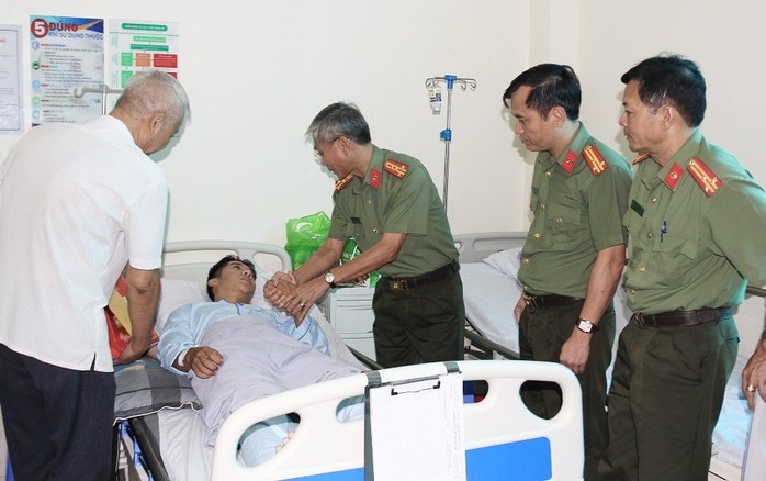 Một thiếu úy công an bị đâm trọng thương- Ảnh 1. Một thiếu úy công an bị đâm trọng thương- Ảnh 1.