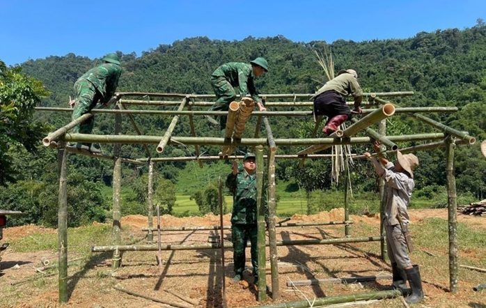 Quả đồi nứt toác, cả bản phải di dời khẩn cấp- Ảnh 3. Quả đồi nứt toác, cả bản phải di dời khẩn cấp- Ảnh 3.