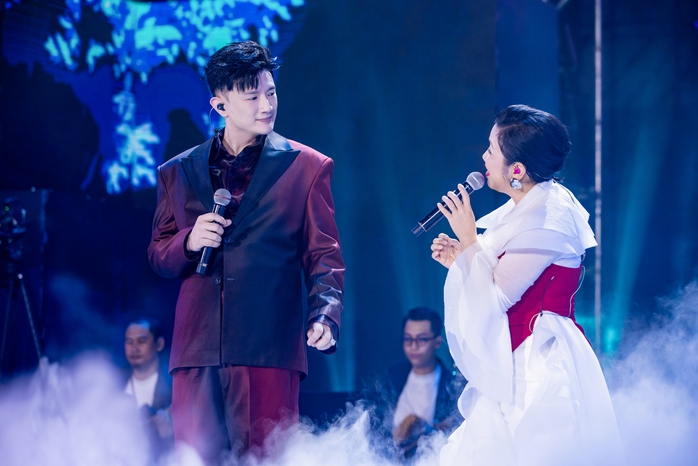 Dược Sĩ Tiến bất ngờ làm ca sĩ, "đọ giọng" Mỹ Linh- Ảnh 1. Dược Sĩ Tiến bất ngờ làm ca sĩ, "đọ giọng" Mỹ Linh- Ảnh 1.