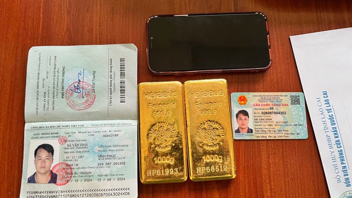 Kiểm tra hành chính, phát hiện người đàn ông giấu 2 kg vàng trong người- Ảnh 2. Kiểm tra hành chính, phát hiện người đàn ông giấu 2 kg vàng trong người- Ảnh 2.