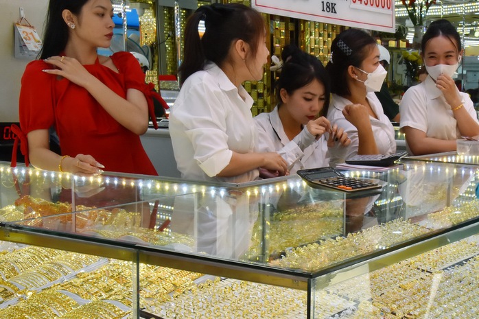 Giá vàng hôm nay, 1-10: Tiếp tục giảm mạnh- Ảnh 1. Giá vàng hôm nay, 1-10: Tiếp tục giảm mạnh- Ảnh 1.