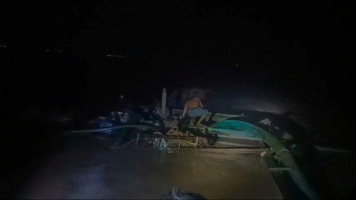 CLIP: Bắt quả tang 4 người đàn ông lén lút làm việc trái phép trên sông- Ảnh 1. CLIP: Bắt quả tang 4 người đàn ông lén lút làm việc trái phép trên sông- Ảnh 1.
