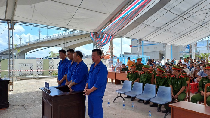 Phiên xét xử lưu động ở Cà Mau thu hút hàng trăm người dân theo dõi- Ảnh 1. Phiên xét xử lưu động ở Cà Mau thu hút hàng trăm người dân theo dõi- Ảnh 1.