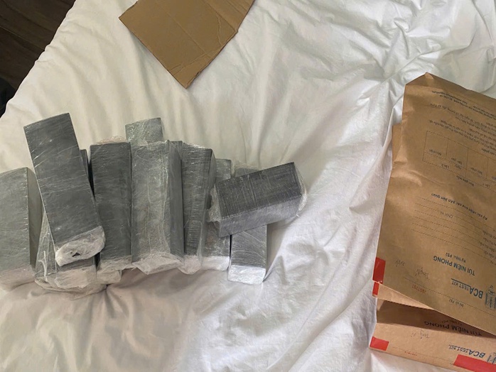 Nhờ đổi 2 triệu USD, Việt kiều "dỏm" bị tóm gọn- Ảnh 3. Nhờ đổi 2 triệu USD, Việt kiều "dỏm" bị tóm gọn- Ảnh 3.