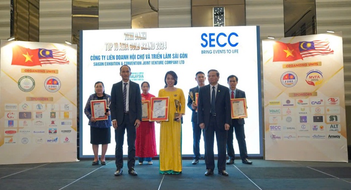 Đại diện SECC nhận giải "Top 10 thương hiệu Vàng châu Á" tháng 9-2024 diễn ra tại Malaysia Đại diện SECC nhận giải "Top 10 thương hiệu Vàng châu Á" tháng 9-2024 diễn ra tại Malaysia