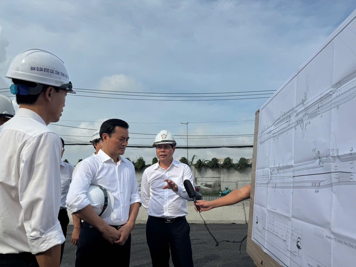 Lãnh đạo TP HCM kiểm tra cầu Nam Lý, chốt lịch thông xe- Ảnh 1. Lãnh đạo TP HCM kiểm tra cầu Nam Lý, chốt lịch thông xe- Ảnh 1.