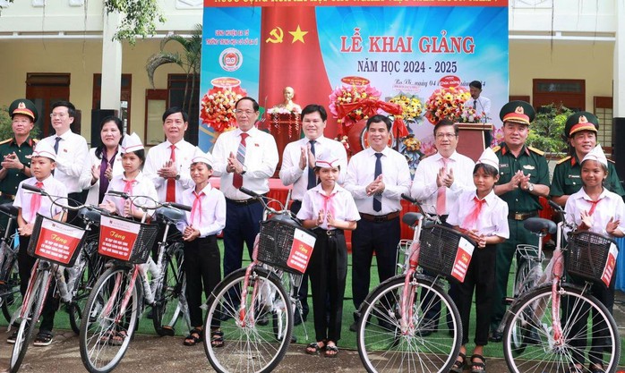 Lãnh đạo tỉnh Quảng Ngãi chỉ dự, không phát biểu, đánh trống lễ khai giảng- Ảnh 1. Lãnh đạo tỉnh Quảng Ngãi chỉ dự, không phát biểu, đánh trống lễ khai giảng- Ảnh 1.