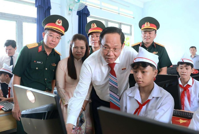 Lãnh đạo tỉnh Quảng Ngãi chỉ dự, không phát biểu, đánh trống lễ khai giảng- Ảnh 2. Lãnh đạo tỉnh Quảng Ngãi chỉ dự, không phát biểu, đánh trống lễ khai giảng- Ảnh 2.