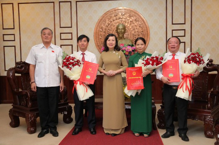Trao quyết định điều động, bổ nhiệm cán bộ ở Bình Phước - Ảnh 1. Trao quyết định điều động, bổ nhiệm cán bộ ở Bình Phước - Ảnh 1.