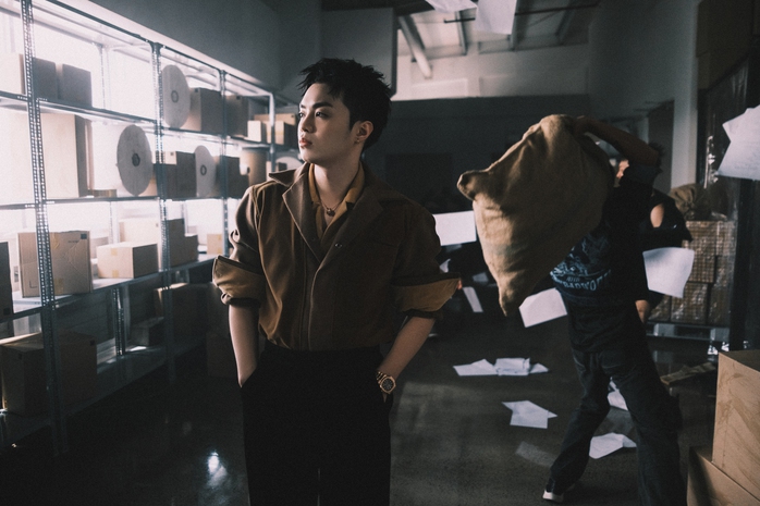 "Út khờ" Negav "lột xác" với hình tượng trùm mafia- Ảnh 1. "Út khờ" Negav "lột xác" với hình tượng trùm mafia- Ảnh 1.