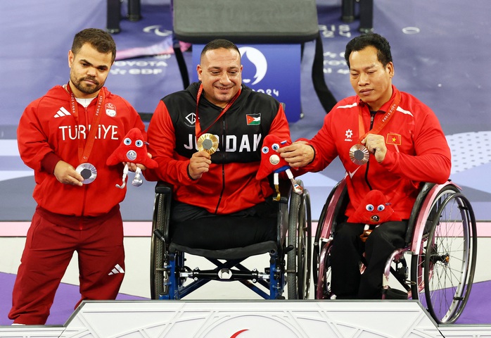Lực sĩ Lê Văn Công giành HCĐ cử tạ Paralympic Paris 2024- Ảnh 4. Lực sĩ Lê Văn Công giành HCĐ cử tạ Paralympic Paris 2024- Ảnh 4.