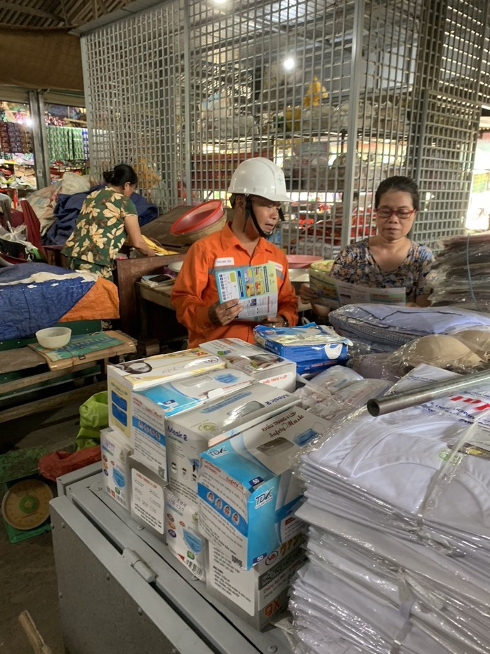 EVNCPC tăng cường kiểm tra và tuyên truyền an toàn điện- Ảnh 4. EVNCPC tăng cường kiểm tra và tuyên truyền an toàn điện- Ảnh 4.