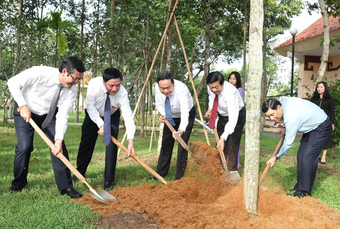 Chủ tịch Quốc hội dâng hương tưởng nhớ 2 bậc tiền nhân ở Vĩnh Long- Ảnh 1. Chủ tịch Quốc hội dâng hương tưởng nhớ 2 bậc tiền nhân ở Vĩnh Long- Ảnh 1.