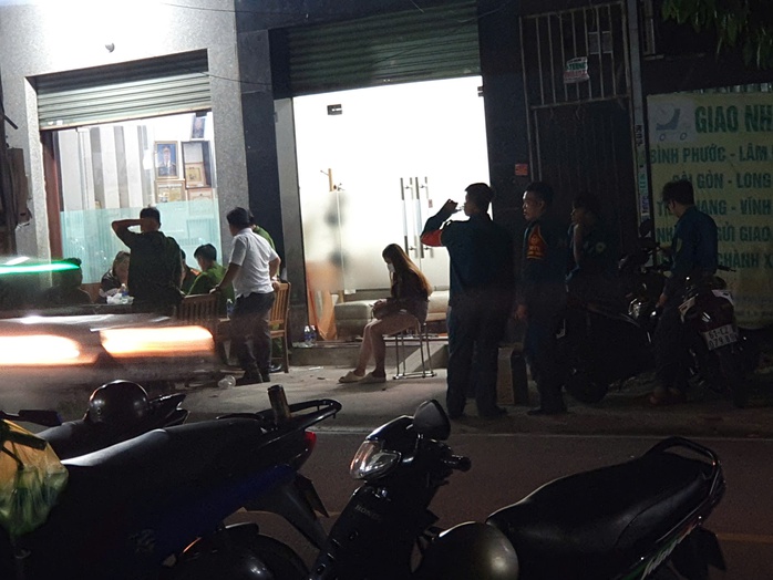 Bình Dương: Nam thanh niên chém thiếu nữ nhiều nhát tử vong, ôm bình gas cố thủ trong phòng trọ- Ảnh 1. Bình Dương: Nam thanh niên chém thiếu nữ nhiều nhát tử vong, ôm bình gas cố thủ trong phòng trọ- Ảnh 1.