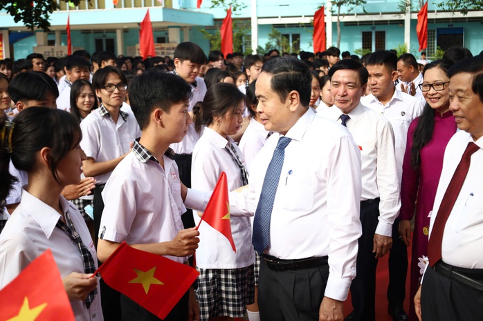 Rộn ràng ngày khai giảng tại ĐBSCL- Ảnh 1. Rộn ràng ngày khai giảng tại ĐBSCL- Ảnh 1.