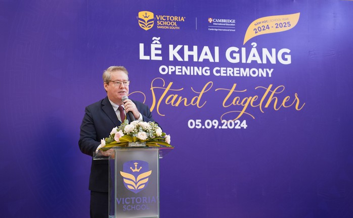 ThS. Christopher Bradley - Tổng Hiệu trưởng Victoria School - Nam Sài Gòn phát biểu tại lễ khai giảng ThS. Christopher Bradley - Tổng Hiệu trưởng Victoria School - Nam Sài Gòn phát biểu tại lễ khai giảng