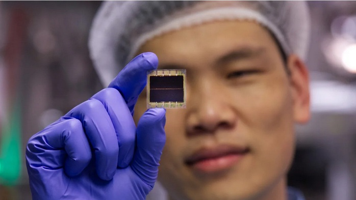 Một tấm phim mỏng làm bằng vật liệu perovskite được thử nghiệm tại Trường ĐH Oxford (Anh) Ảnh: CNN Một tấm phim mỏng làm bằng vật liệu perovskite được thử nghiệm tại Trường ĐH Oxford (Anh) Ảnh: CNN