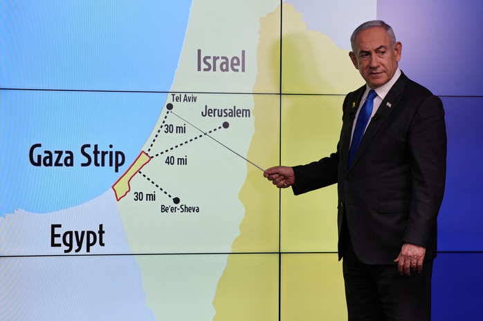 Thủ tướng Israel Benjamin Netanyahu đứng trước bản đồ Dải Gaza tại cuộc họp báo ở TP Jerusalem hôm 4-9 Ảnh: Reuters Thủ tướng Israel Benjamin Netanyahu đứng trước bản đồ Dải Gaza tại cuộc họp báo ở TP Jerusalem hôm 4-9 Ảnh: Reuters