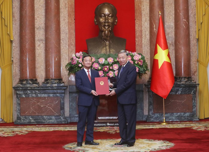 Tổng Bí thư, Chủ tịch nước Tô Lâm trao Quyết định bổ nhiệm Đại sứ Việt Nam tại Cộng hòa Dân chủ Nhân dân Lào cho ông Nguyễn Minh Tâm. Ảnh: TTXVN Tổng Bí thư, Chủ tịch nước Tô Lâm trao Quyết định bổ nhiệm Đại sứ Việt Nam tại Cộng hòa Dân chủ Nhân dân Lào cho ông Nguyễn Minh Tâm. Ảnh: TTXVN