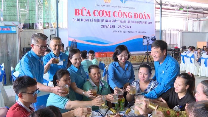 Bữa cơm hơn 200.000 đồng của công nhân Bình Dương có những gì? - Ảnh 7. Bữa cơm hơn 200.000 đồng của công nhân Bình Dương có những gì? - Ảnh 7.