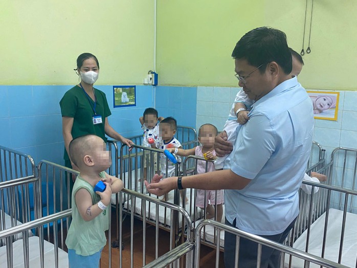 Bé hào hứng đón nhận đồ chơi từ các cô chú trong đoàn. Ảnh: LÊ VĨNH Bé hào hứng đón nhận đồ chơi từ các cô chú trong đoàn. Ảnh: LÊ VĨNH