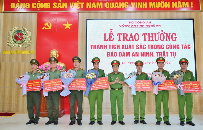 Phá đường dây đánh bạc xuyên quốc gia hơn 250 tỉ đồng, thu giữ nhiều ôtô đắt tiền- Ảnh 4. Phá đường dây đánh bạc xuyên quốc gia hơn 250 tỉ đồng, thu giữ nhiều ôtô đắt tiền- Ảnh 4.