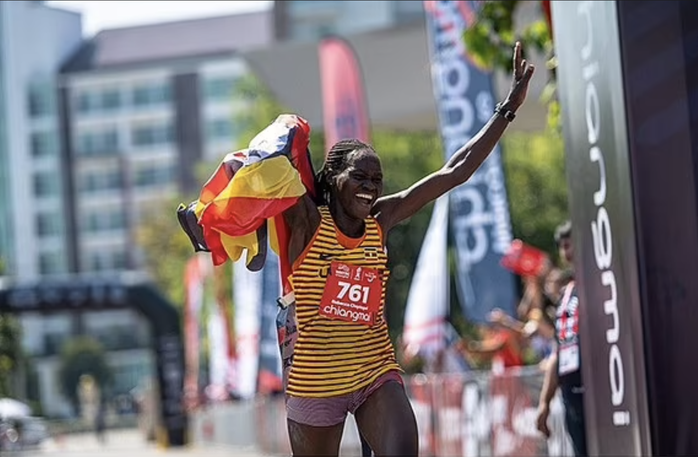 Ngôi sao marathon Rebecca Cheptegei bị bạn trai cũ tạt xăng cố sát- Ảnh 2.