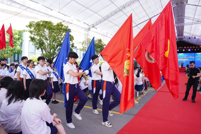 Những hình ảnh ấn tượng trong ngày đầu tiên của năm học mới- Ảnh 16. Những hình ảnh ấn tượng trong ngày đầu tiên của năm học mới- Ảnh 16.