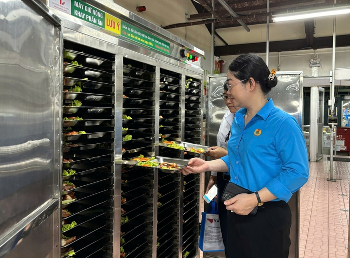 Bữa cơm hơn 200.000 đồng của công nhân Bình Dương có những gì? - Ảnh 3. Bữa cơm hơn 200.000 đồng của công nhân Bình Dương có những gì? - Ảnh 3.