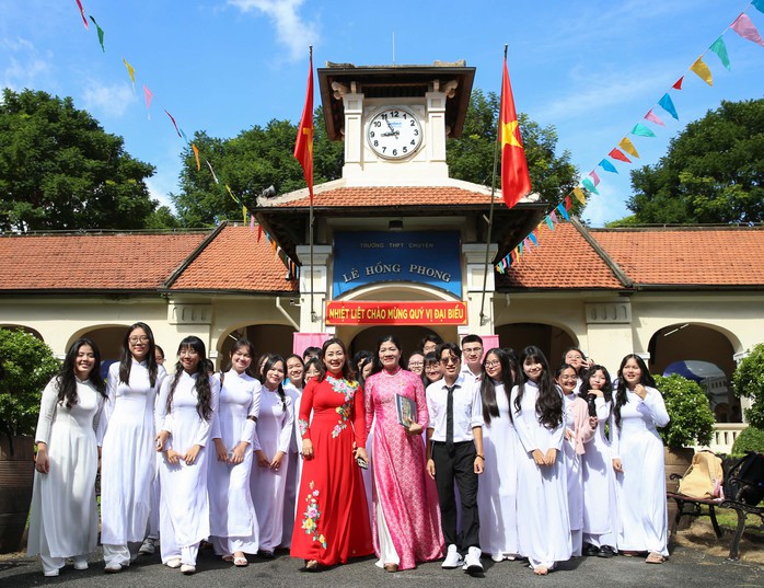 Quan tâm hơn nữa tới đội ngũ giáo viên- Ảnh 1. Quan tâm hơn nữa tới đội ngũ giáo viên- Ảnh 1.