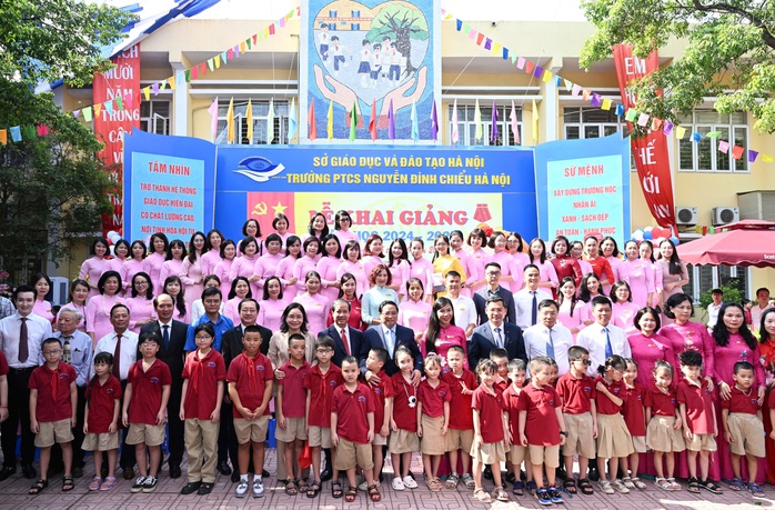 Những hình ảnh ấn tượng trong ngày đầu tiên của năm học mới- Ảnh 3. Những hình ảnh ấn tượng trong ngày đầu tiên của năm học mới- Ảnh 3.