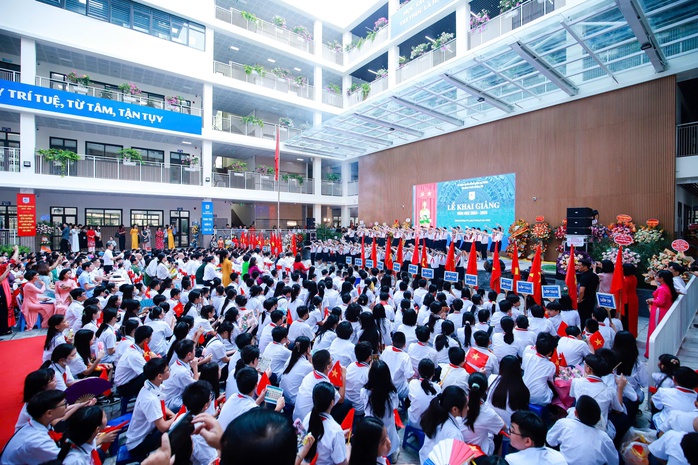 Những hình ảnh ấn tượng trong ngày đầu tiên của năm học mới- Ảnh 8. Những hình ảnh ấn tượng trong ngày đầu tiên của năm học mới- Ảnh 8.