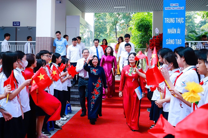 Những hình ảnh ấn tượng trong ngày đầu tiên của năm học mới- Ảnh 6. Những hình ảnh ấn tượng trong ngày đầu tiên của năm học mới- Ảnh 6.