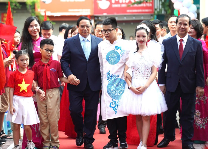 Thủ tướng Phạm Minh Chính: Mỗi thầy cô giáo là ánh sáng soi đường cho học sinh- Ảnh 1. Thủ tướng Phạm Minh Chính: Mỗi thầy cô giáo là ánh sáng soi đường cho học sinh- Ảnh 1.