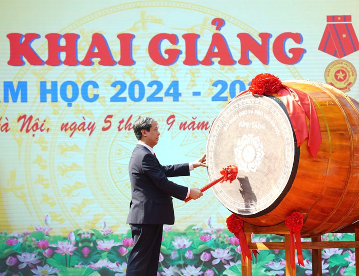 Thủ tướng Phạm Minh Chính: Mỗi thầy cô giáo là ánh sáng soi đường cho học sinh- Ảnh 3. Thủ tướng Phạm Minh Chính: Mỗi thầy cô giáo là ánh sáng soi đường cho học sinh- Ảnh 3.