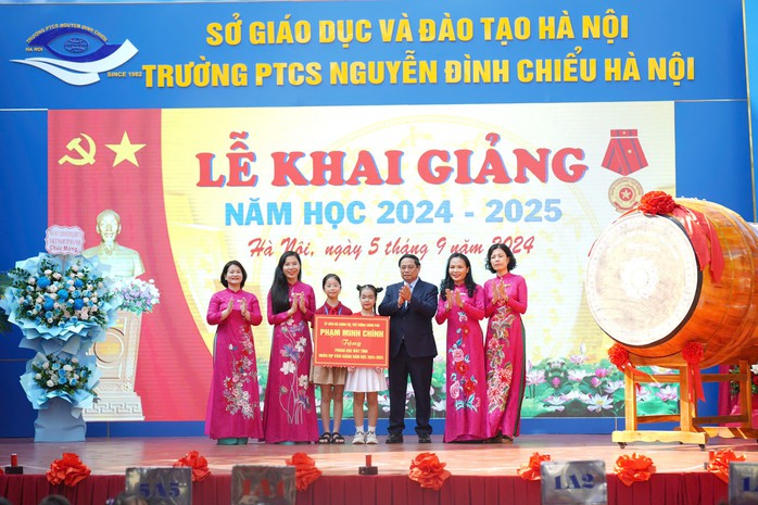 Thủ tướng Phạm Minh Chính: Mỗi thầy cô giáo là ánh sáng soi đường cho học sinh- Ảnh 4. Thủ tướng Phạm Minh Chính: Mỗi thầy cô giáo là ánh sáng soi đường cho học sinh- Ảnh 4.