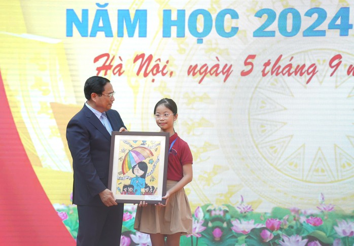 Thủ tướng Phạm Minh Chính: Mỗi thầy cô giáo là ánh sáng soi đường cho học sinh- Ảnh 5. Thủ tướng Phạm Minh Chính: Mỗi thầy cô giáo là ánh sáng soi đường cho học sinh- Ảnh 5.