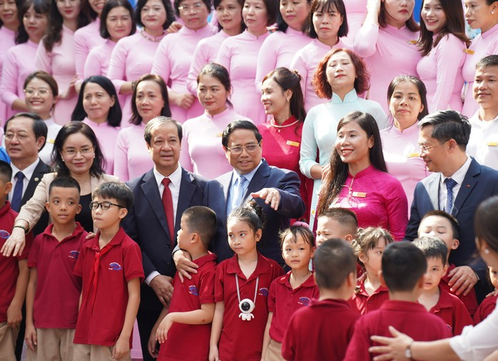 Thủ tướng Phạm Minh Chính: Mỗi thầy cô giáo là ánh sáng soi đường cho học sinh- Ảnh 6. Thủ tướng Phạm Minh Chính: Mỗi thầy cô giáo là ánh sáng soi đường cho học sinh- Ảnh 6.
