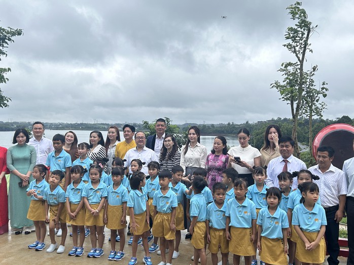 Diễn viên Chi Bảo hoàn thành ước nguyện đầu tiên
- Ảnh 2. Diễn viên Chi Bảo hoàn thành ước nguyện đầu tiên
- Ảnh 2.