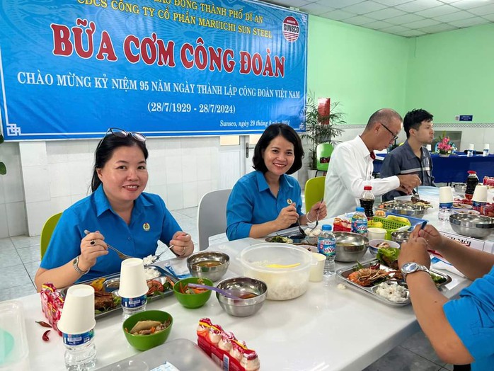 Bữa cơm hơn 200.000 đồng của công nhân Bình Dương có những gì? - Ảnh 5. Bữa cơm hơn 200.000 đồng của công nhân Bình Dương có những gì? - Ảnh 5.