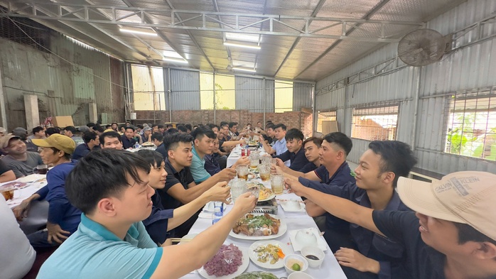 Bữa cơm hơn 200.000 đồng của công nhân Bình Dương có những gì? - Ảnh 12. Bữa cơm hơn 200.000 đồng của công nhân Bình Dương có những gì? - Ảnh 12.