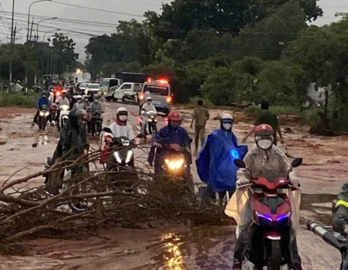 Lũ cát đỏ ồ ạt tràn xuống đường nối Phan Thiết - Mũi Né- Ảnh 2. Lũ cát đỏ ồ ạt tràn xuống đường nối Phan Thiết - Mũi Né- Ảnh 2.