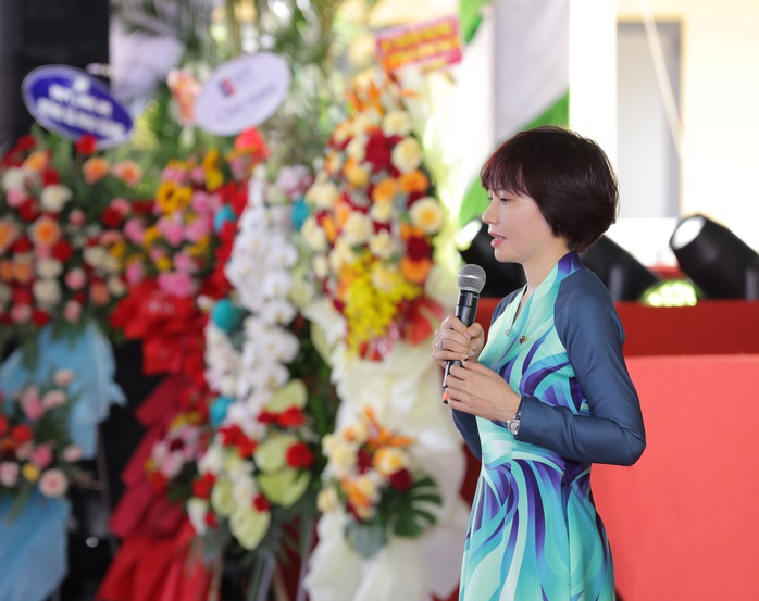 Bà Phạm Thị Nhung - thành viên Hội đồng Quản trị, Phó Tổng giám đốc thường trực ngân hàng VPBank - chia sẻ tại buổi lễ Bà Phạm Thị Nhung - thành viên Hội đồng Quản trị, Phó Tổng giám đốc thường trực ngân hàng VPBank - chia sẻ tại buổi lễ