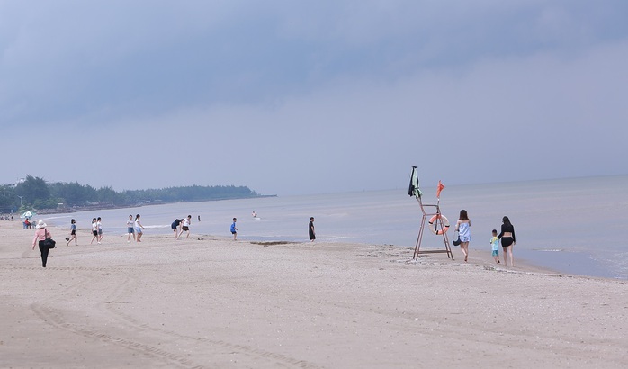 Đã cấm biển ứng phó siêu bão Yagi, du khách vẫn vô tư tắm, cưỡi ca-nô ở biển Sầm Sơn- Ảnh 2. Đã cấm biển ứng phó siêu bão Yagi, du khách vẫn vô tư tắm, cưỡi ca-nô ở biển Sầm Sơn- Ảnh 2.