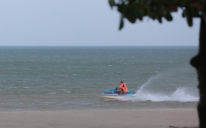 Đã cấm biển ứng phó siêu bão Yagi, du khách vẫn vô tư tắm, cưỡi ca-nô ở biển Sầm Sơn- Ảnh 8. Đã cấm biển ứng phó siêu bão Yagi, du khách vẫn vô tư tắm, cưỡi ca-nô ở biển Sầm Sơn- Ảnh 8.