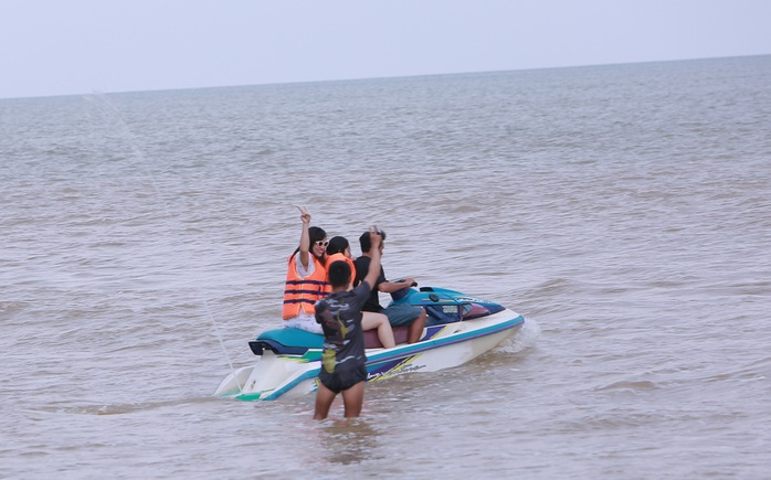 Đã cấm biển ứng phó siêu bão Yagi, du khách vẫn vô tư tắm, cưỡi ca-nô ở biển Sầm Sơn- Ảnh 11. Đã cấm biển ứng phó siêu bão Yagi, du khách vẫn vô tư tắm, cưỡi ca-nô ở biển Sầm Sơn- Ảnh 11.