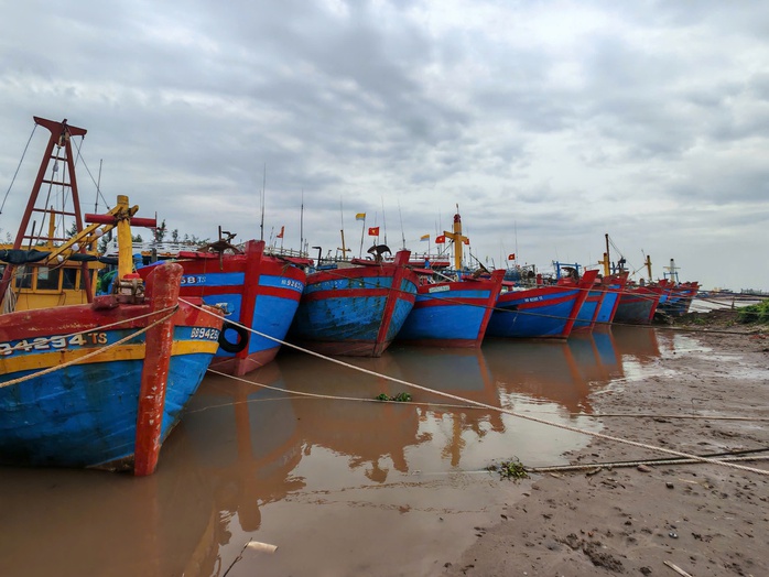 Người dân ở Nam Định đưa thuyền vào bến chằng chống an toàn tránh bão số 3Ảnh: THANH TUẤN Người dân ở Nam Định đưa thuyền vào bến chằng chống an toàn tránh bão số 3Ảnh: THANH TUẤN