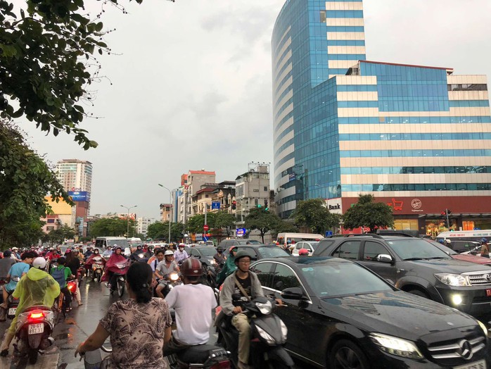 Hà Nội dông lớn và mưa to, cây đổ la liệt trước khi siêu bão Yagi đổ bộ- Ảnh 6. Hà Nội dông lớn và mưa to, cây đổ la liệt trước khi siêu bão Yagi đổ bộ- Ảnh 6.